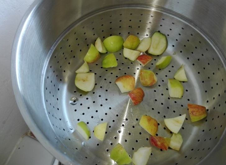 Aepfel schneiden
