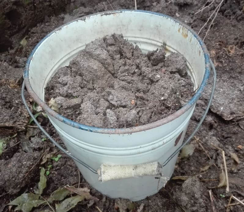 bokashi-eimer mit erde